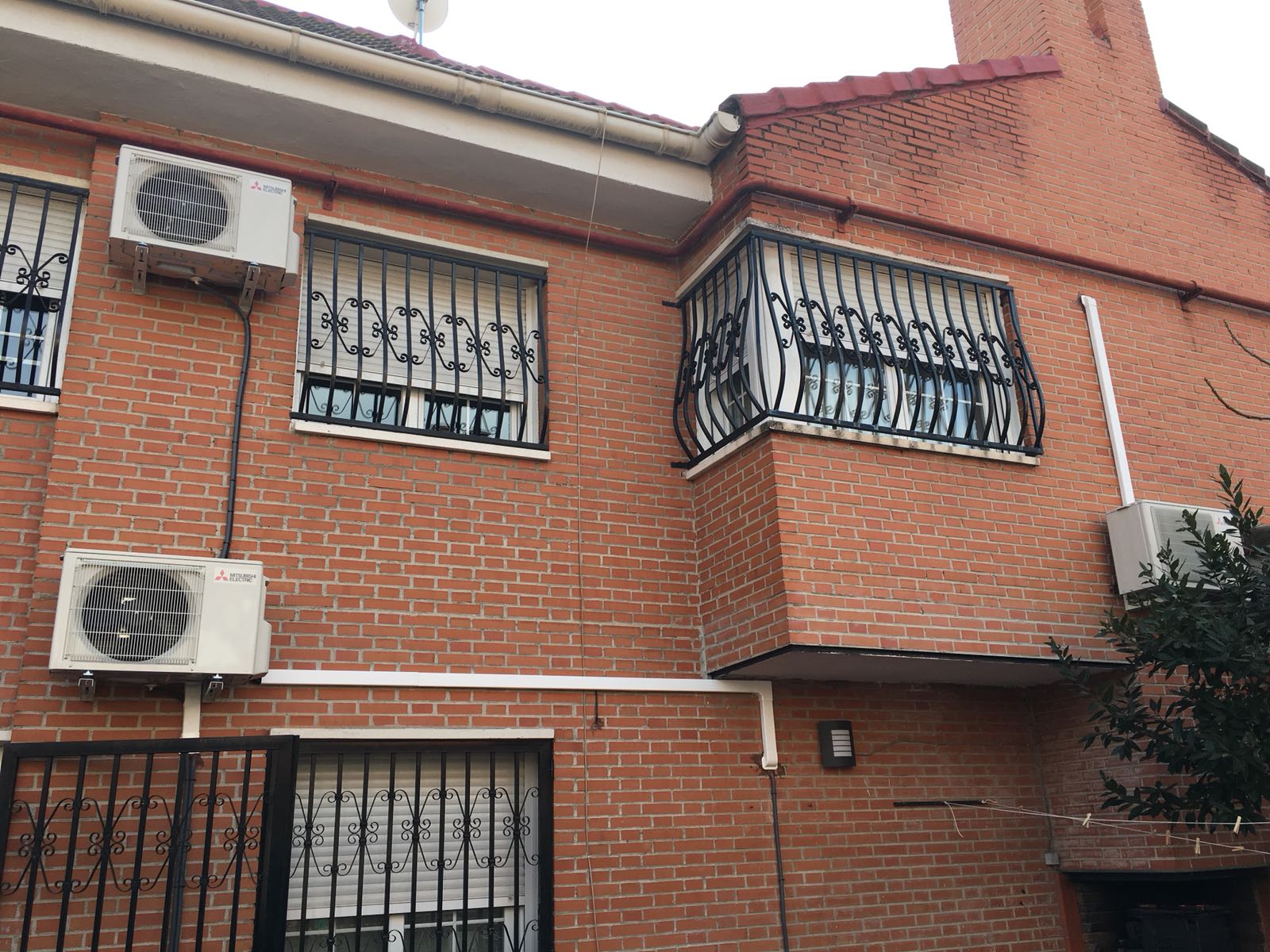 Unidades exteriores de aire acondicionado instaladas en fachada