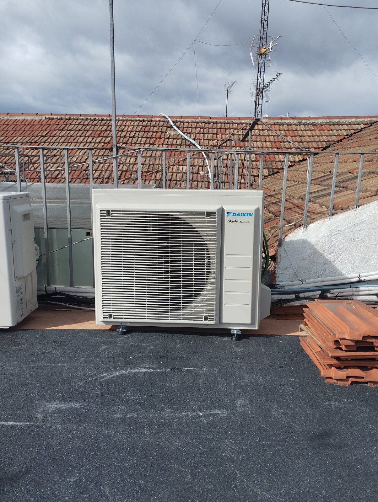 Unidad exterior Daikin instalada en tejado