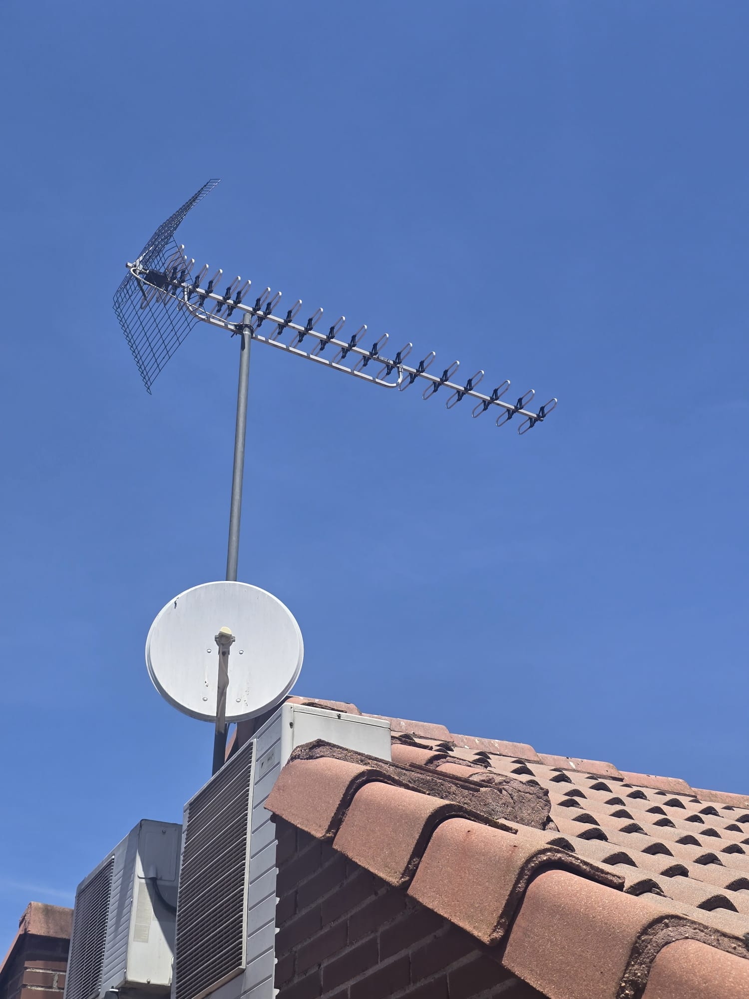 Instalación real de antena TDT en cubierta