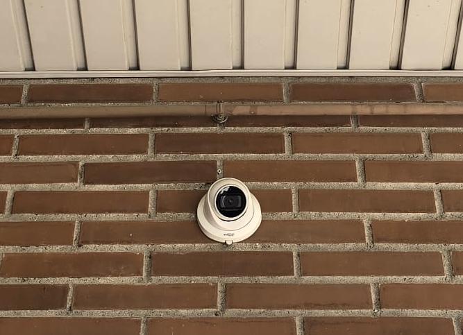 Cámara exterior de videovigilancia instalada en fachada