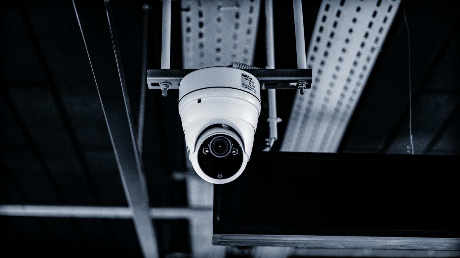Cámara de seguridad instalada en entorno industrial