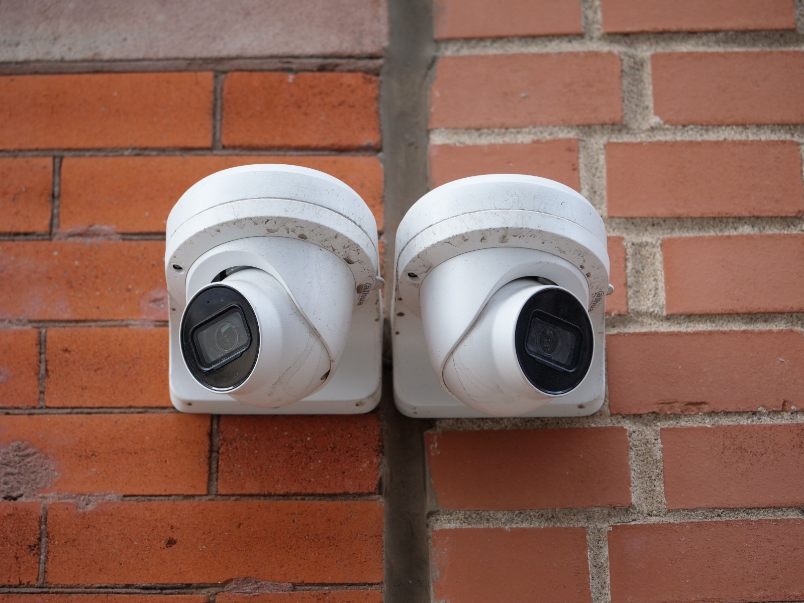 Cámaras CCTV instaladas en fachada de ladrillo