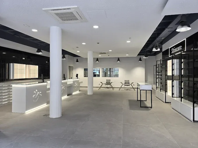 Instalación de iluminación en local comercial