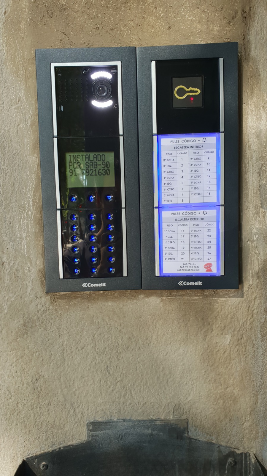 Panel Comelit con SAB-90 en pantalla