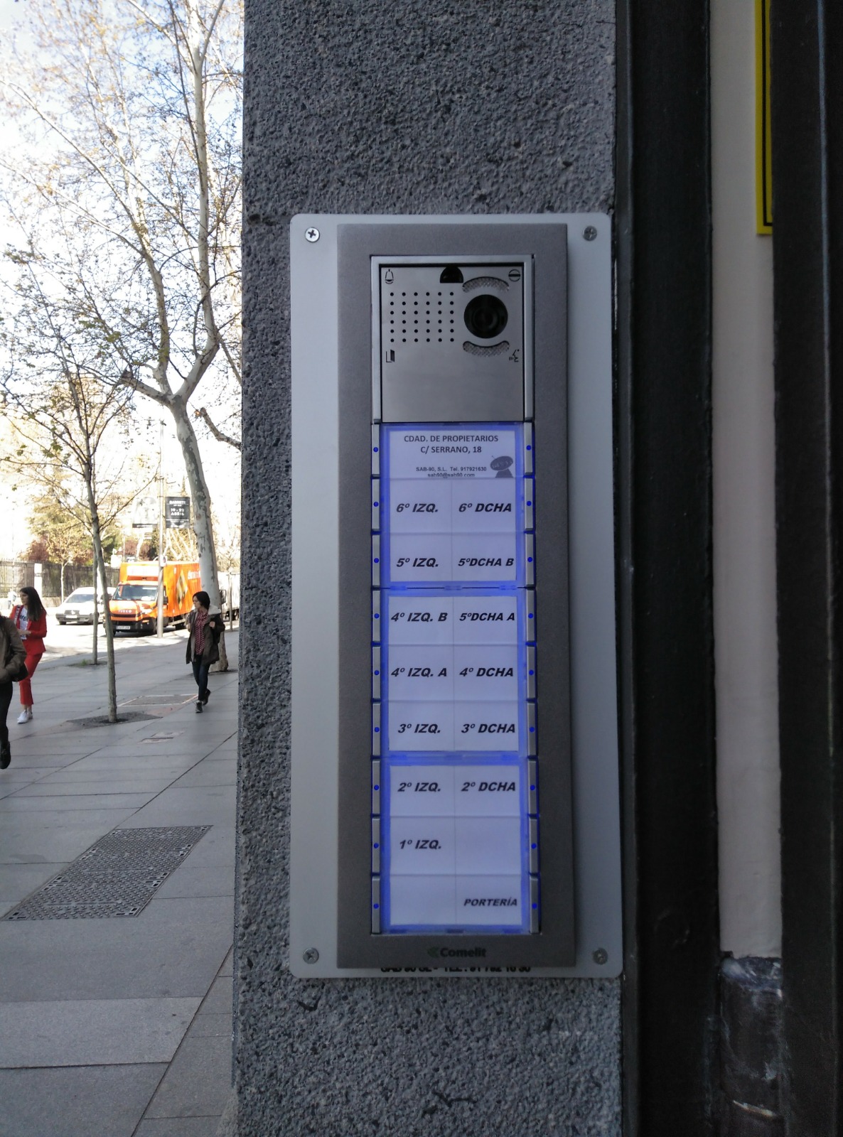 Panel Comelit instalado en comunidad de la calle Serrano