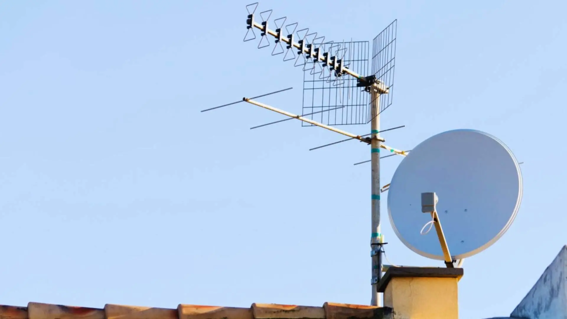 Antena de satélite y TDT en tejado de vivienda
